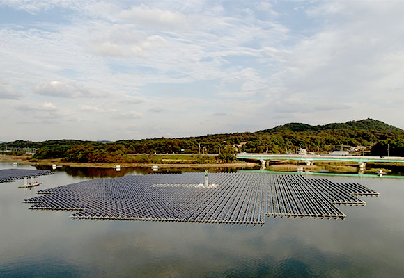 Water-rotating type of solar power plant photo