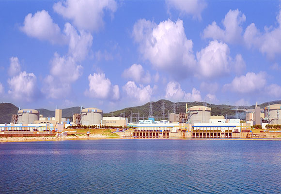 바다 쪽에서 찍은 원자력발전소 경관 사진